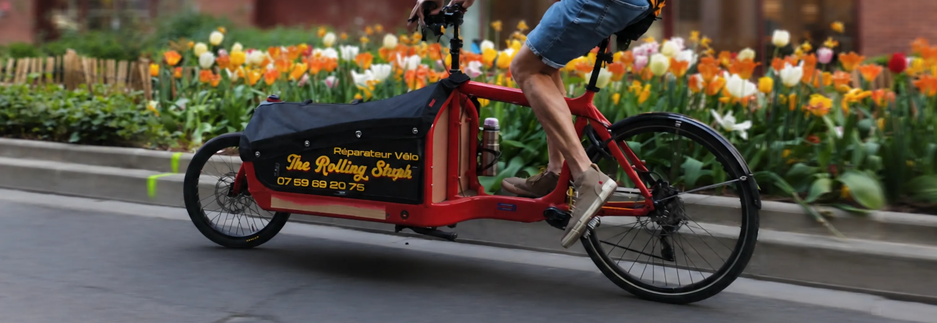 Stéphane en intervention sur un vélo, à domicile — réglage de dérailleur — The Rolling Steph