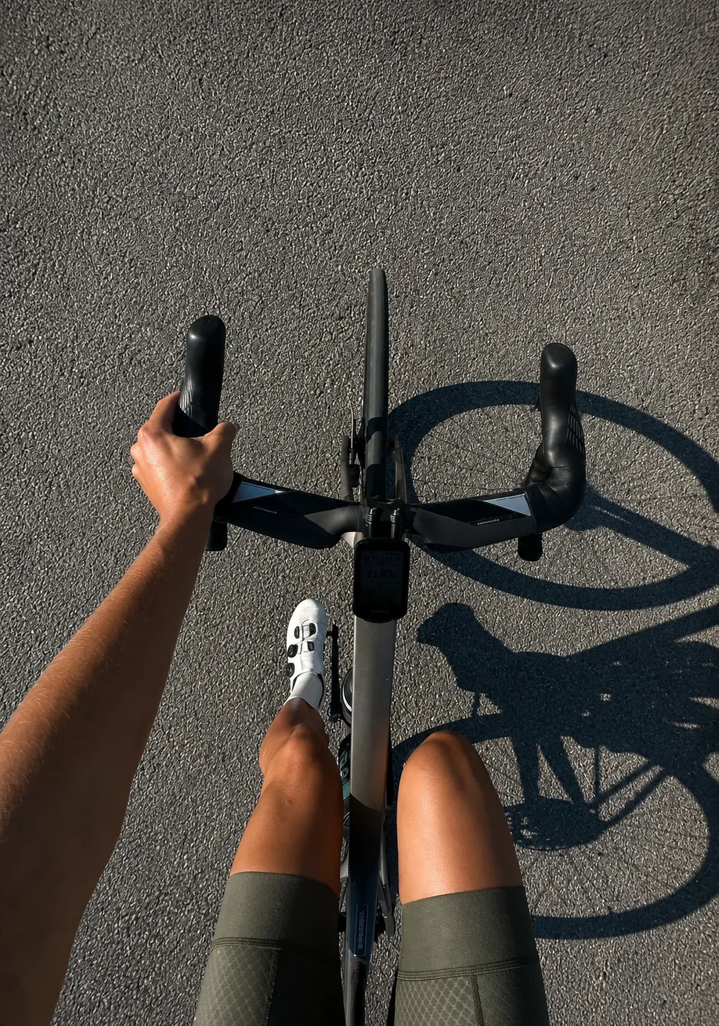 Vue depuis le guidon d'un vélo roulant sur la route - The Rolling Steph