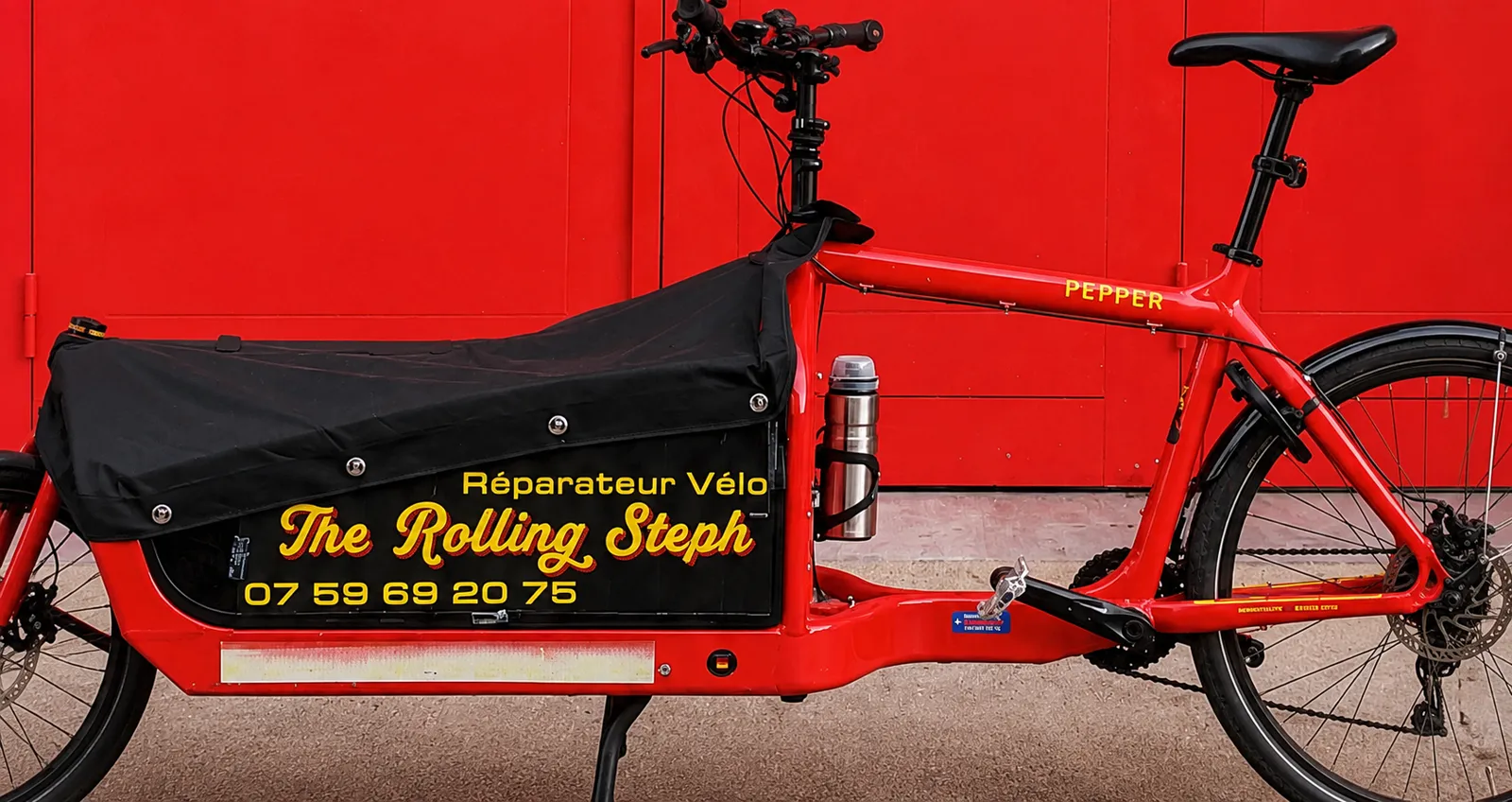 Gros plan sur Pepper, le vélo-cargo floqué The Rolling Steph utilisé pour l'entretien des vélos électriques à Paris - The Rolling Steph
