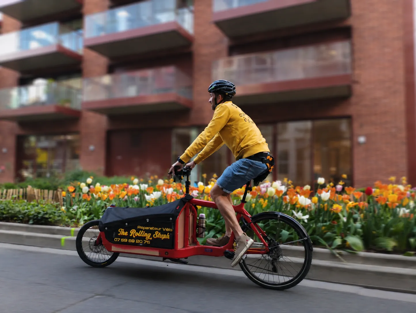 Steph roulant en ville sur Pepper, son vélo-cargo atelier - The Rolling Steph