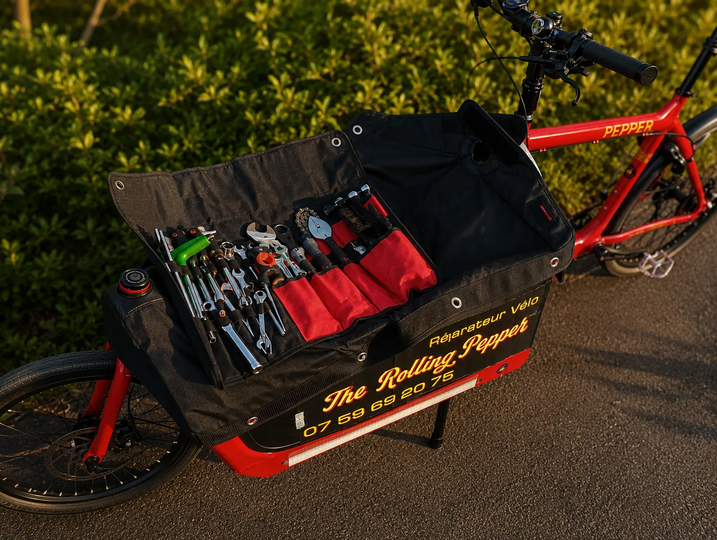 Trousse à outils de mécanicien vélo ouverte dans la caisse d'un vélo-cargo pour une révision à Paris - The Rolling Steph